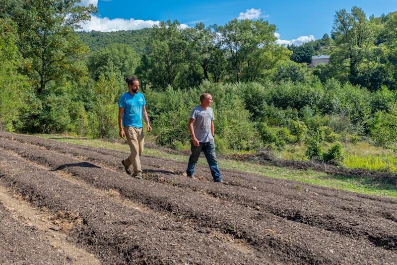 L’installation, deux agriculteurs qui marchent dans un champ / une parcelle